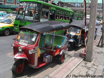 Photographic image of a group of Bangkok tuk-tuk