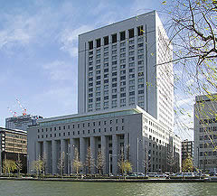 Photograph of the Daiichi Seimei Building and the Preserved GHQ Building in the Foreground